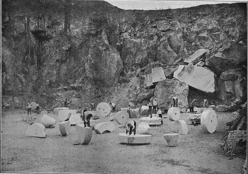 Piedras de molino talladas en un frente de cantera