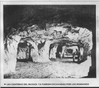Galería de una cantera con la leyenda: las canteras del Mussol ya fueron excavadas por los romanos