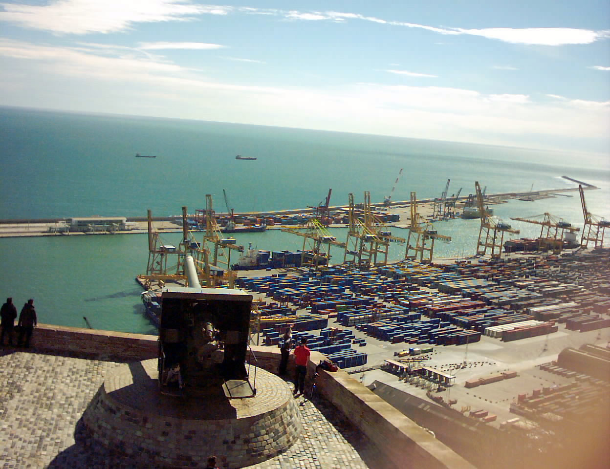 Cañón antiguo con vistas al puerto de Barcelona