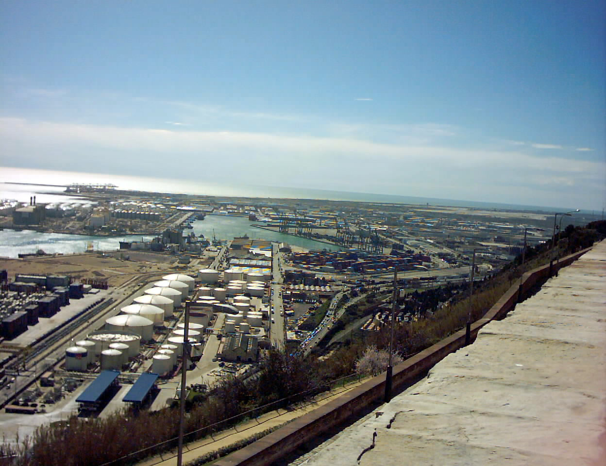 Vista de las instalaciones portuarias desde el castillo de Montjuïc