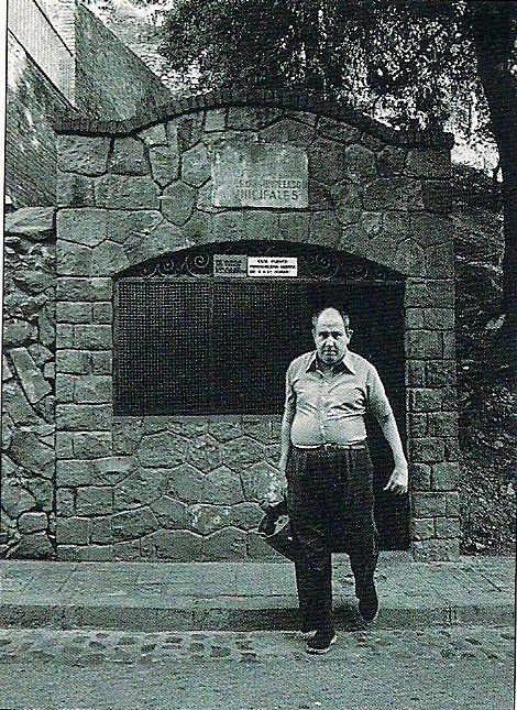 Hombre posando frente a una antigua fuente de Montjuïc